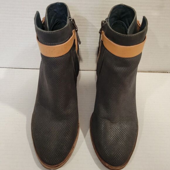 DOLCE VITA Yuri Perforated booties. Classic preppy Dark gray and camel sz 9.5 - Picture 1 of 11